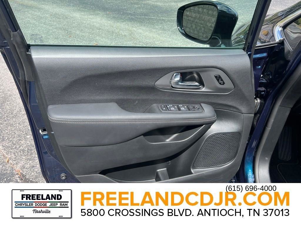 New 2025 Chrysler Pacifica Select image 15