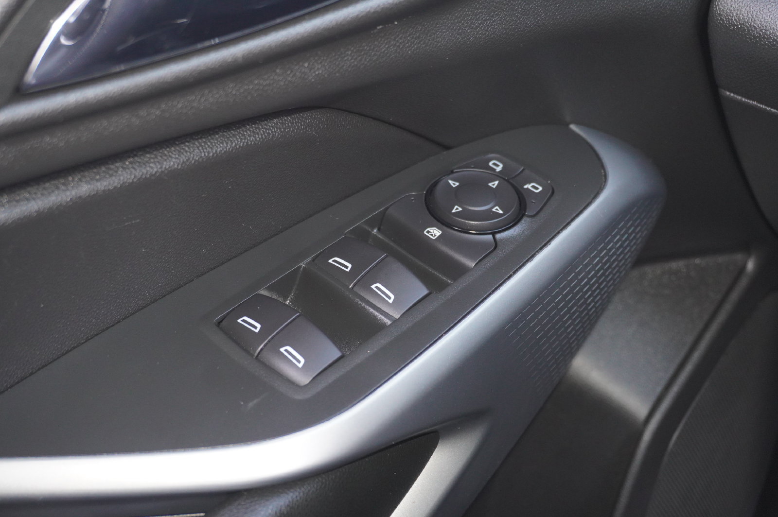 Used 2025 Chevrolet Trax LS FWD image 14