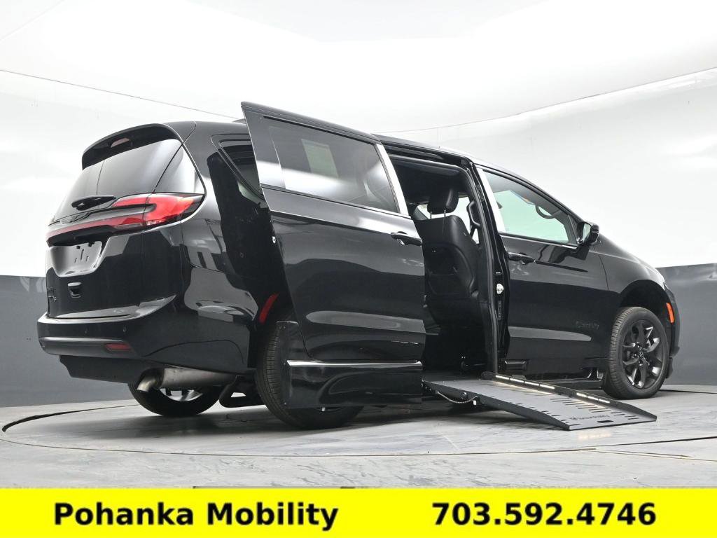 Used 2026 Chrysler Pacifica Select w/ S Appearance Package FWD image 10