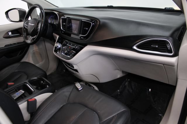 Used 2019 Chrysler Pacifica Touring-L FWD image 33