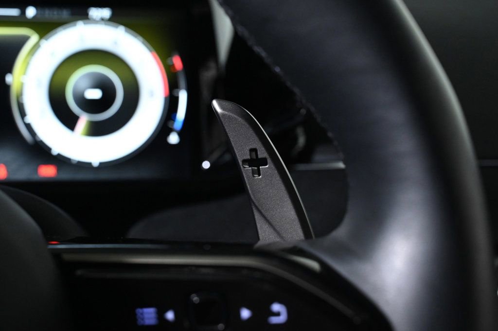 Used 2025 Aston Martin V8 Vantage Coupe image 23