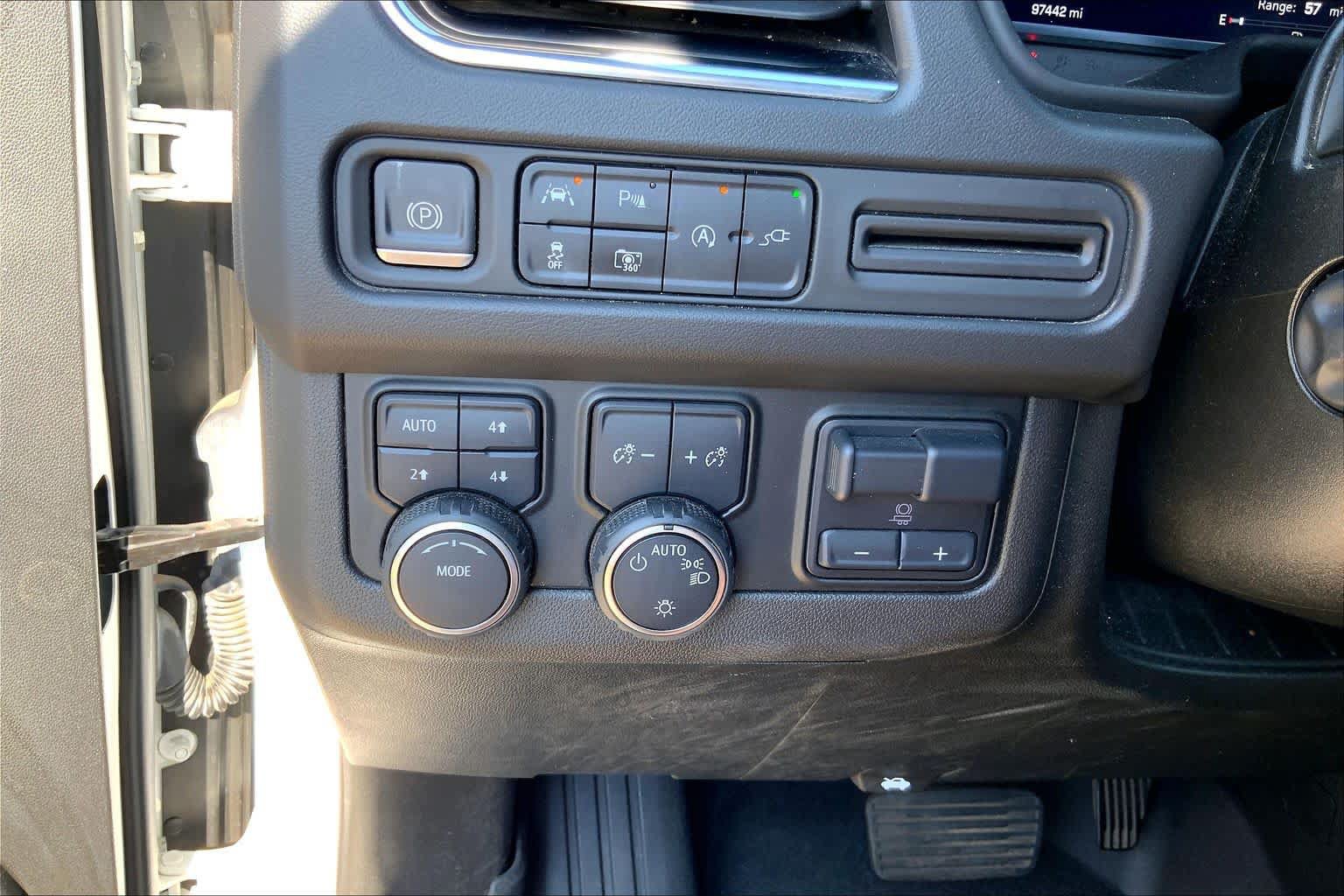 Used 2022 Chevrolet Suburban LT w/ LT Signature Package AWD/4WD image 32
