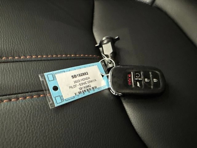Used 2025 Honda Pilot TrailSport image 36