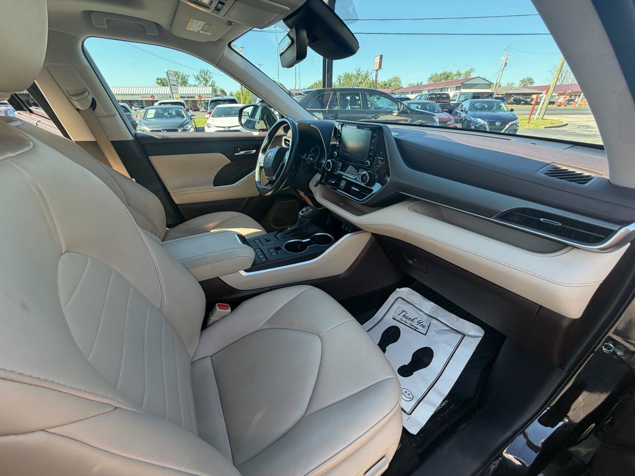 Used 2021 Toyota Highlander XLE AWD/4WD image 12