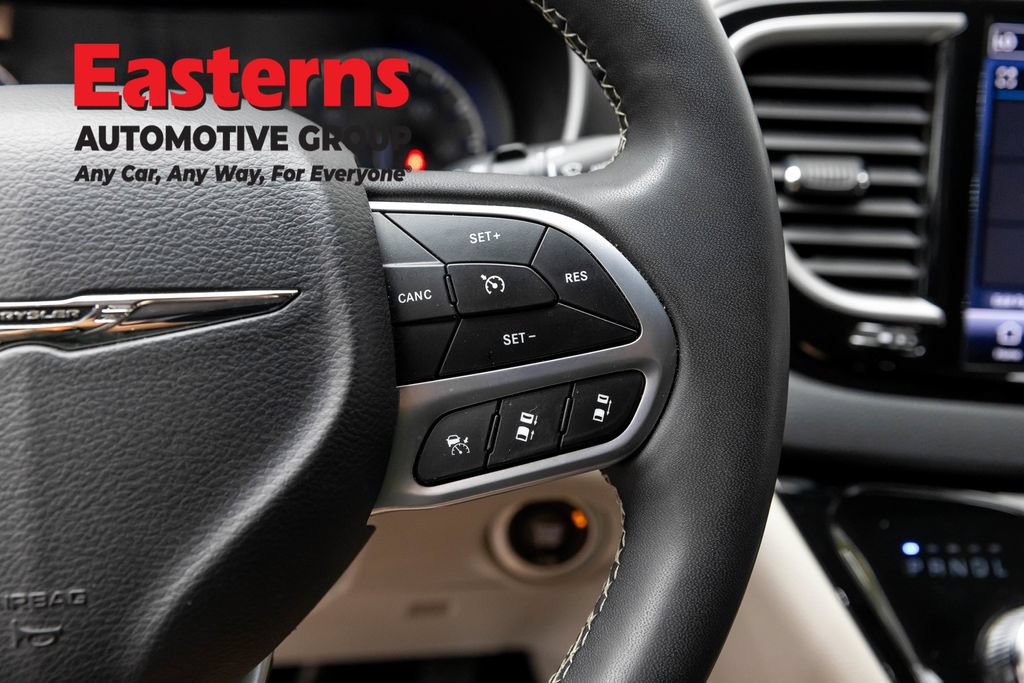 Used 2024 Chrysler Pacifica Touring-L FWD image 16