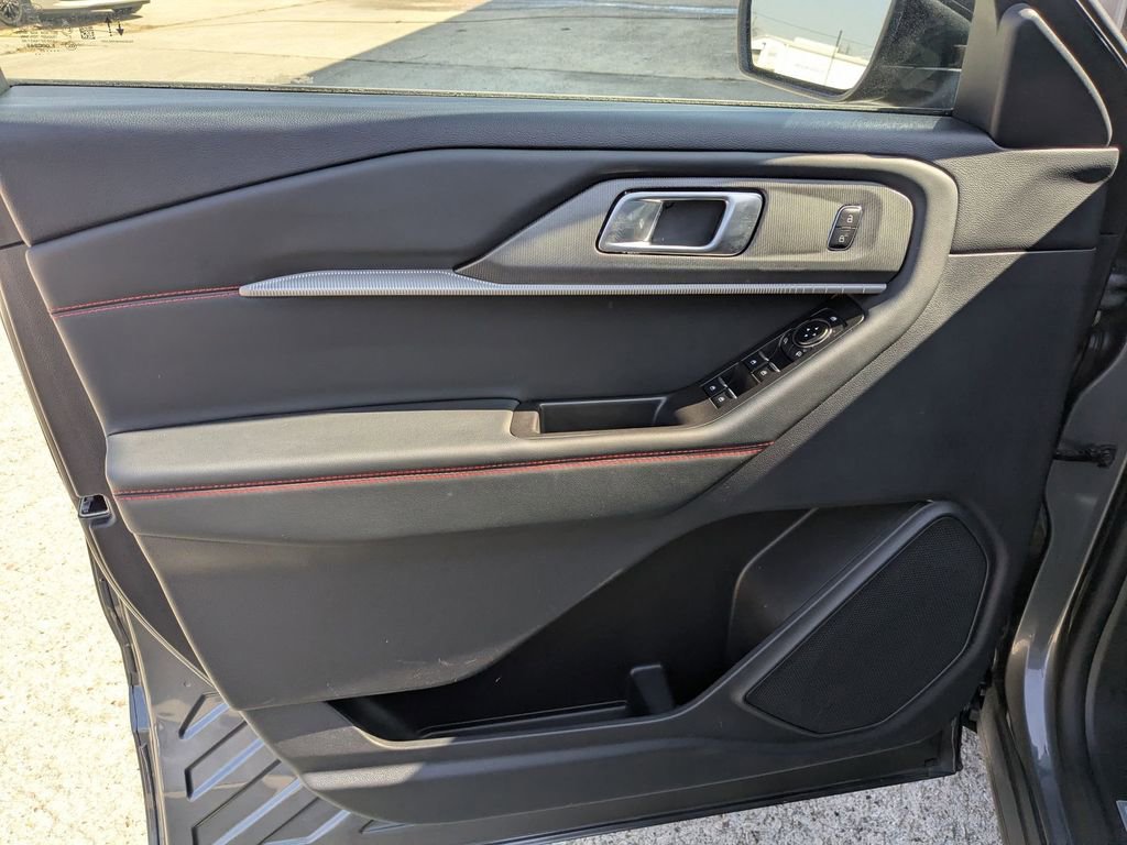 Used 2025 Ford Explorer ST-Line w/ ST-Line Street Pack image 11