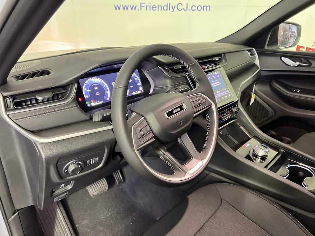 New 2025 Jeep Grand Cherokee Laredo image 14