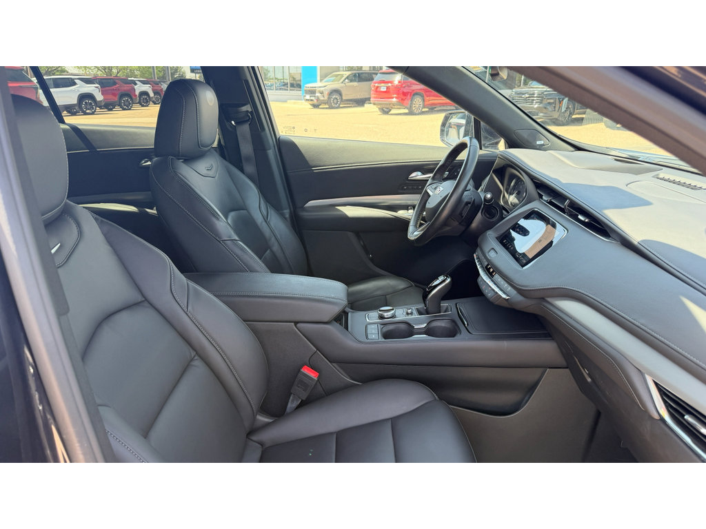 Used 2023 Cadillac XT4 Premium Luxury w/ Technology Package AWD/4WD image 13
