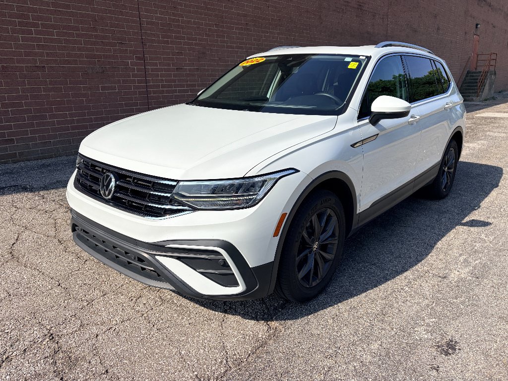 Used 2022 Volkswagen Tiguan SE w/ Panoramic Sunroof Package FWD image 1