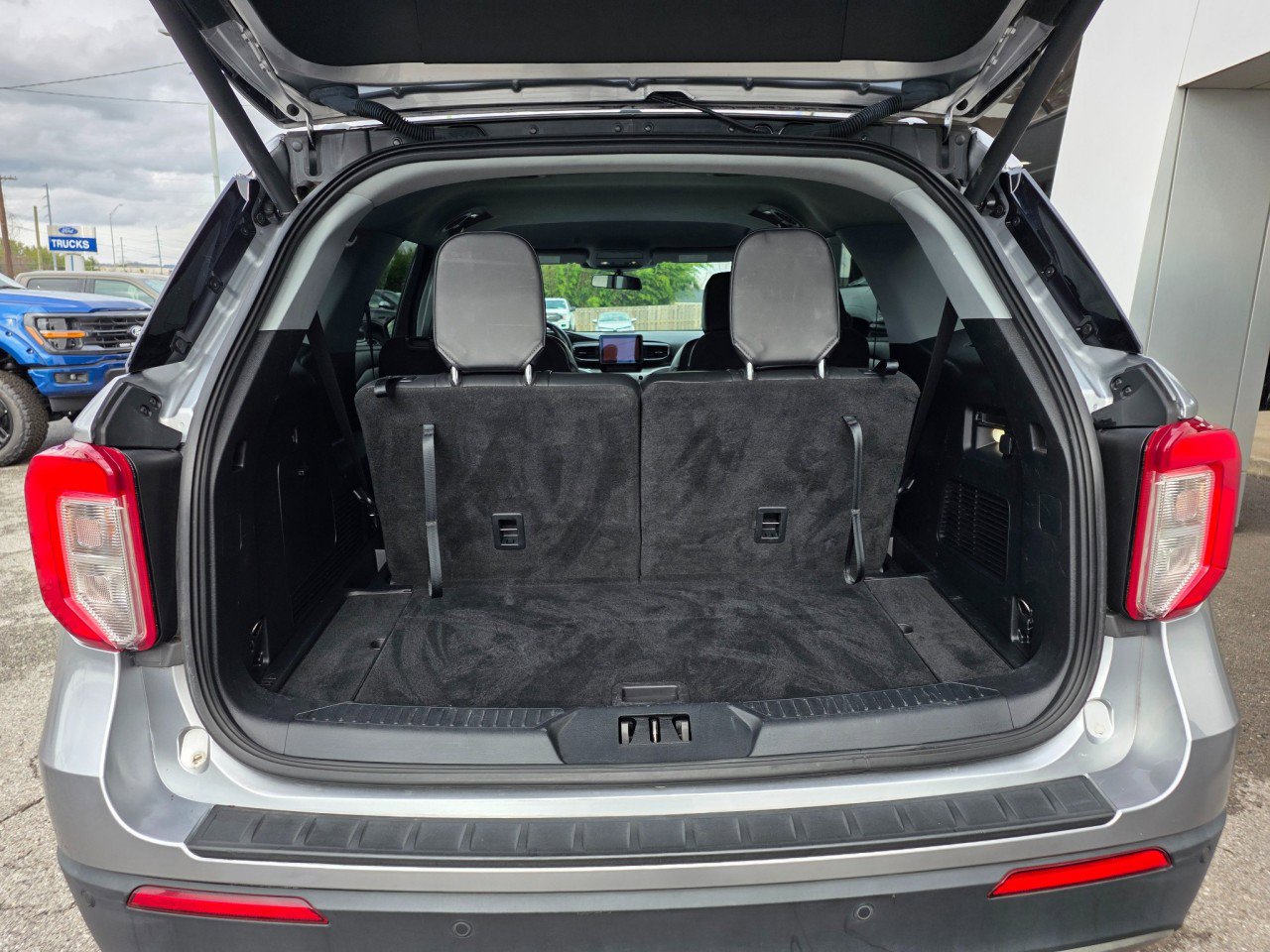 Used 2021 Ford Explorer XLT w/ Equipment Group 202A image 11