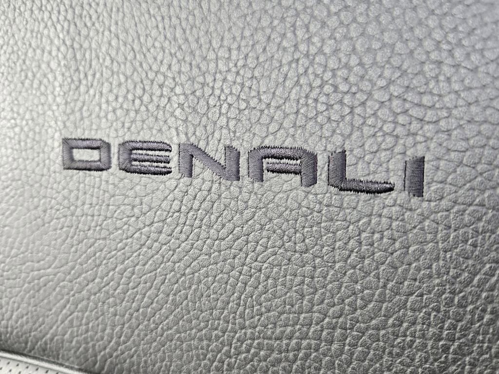 Used 2025 GMC Yukon Denali AWD/4WD image 18