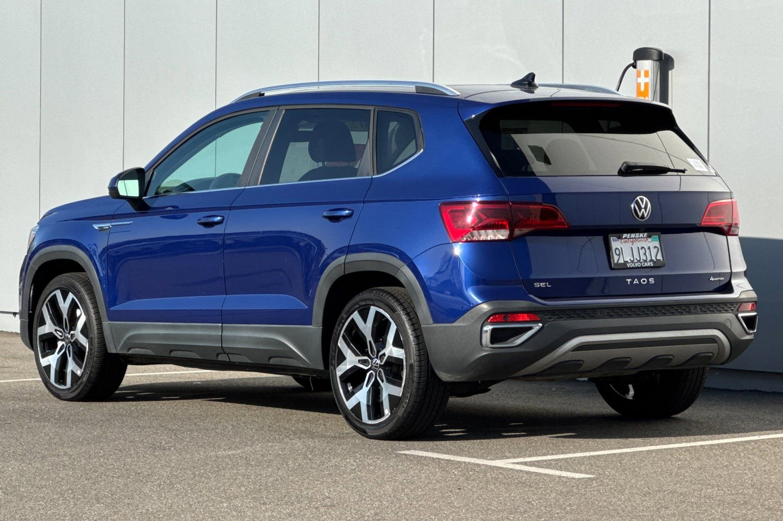 Used 2022 Volkswagen Taos SEL image 3