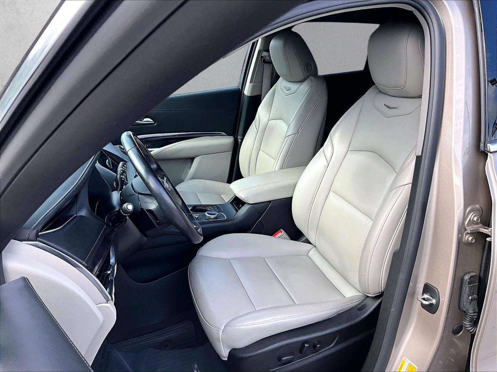 Used 2023 Cadillac XT4 Luxury w/ Cold Weather Package FWD image 26