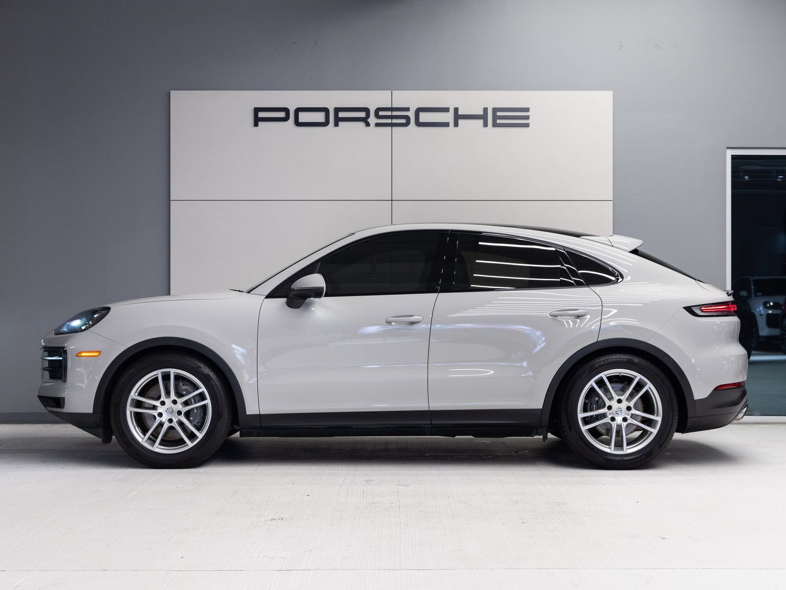 Certified 2024 Porsche Cayenne Coupe AWD/4WD image 2
