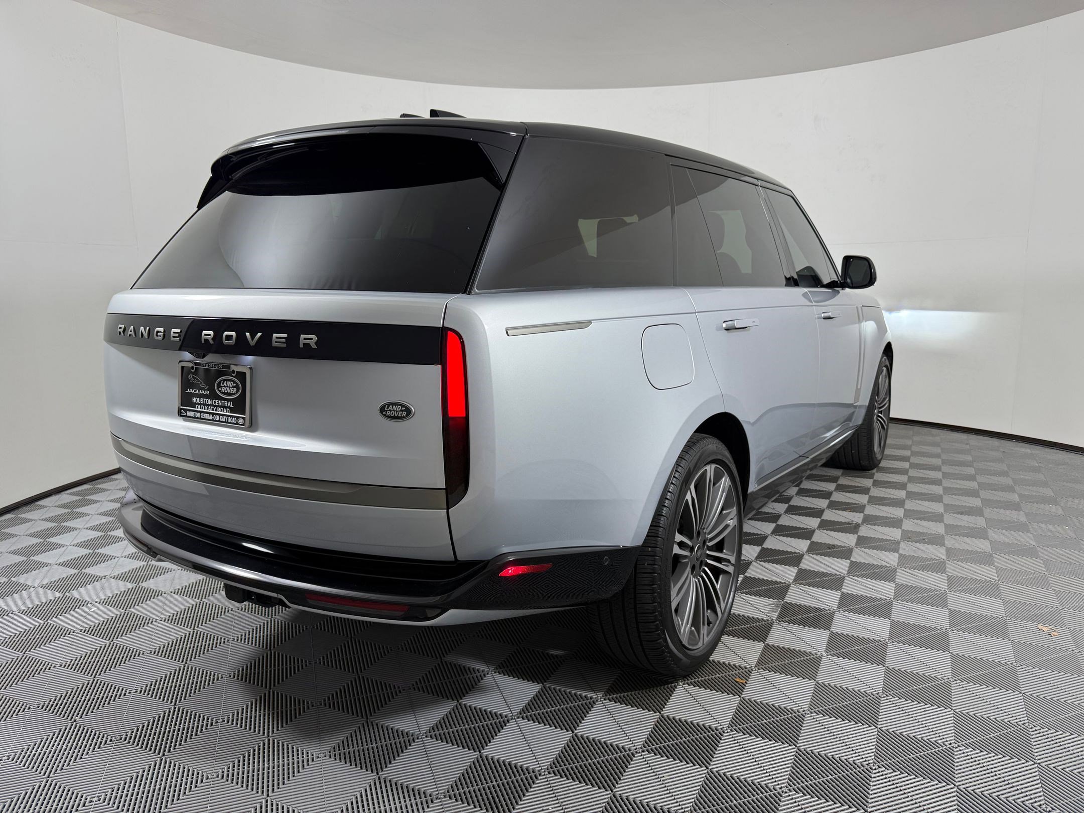 Used 2023 Land Rover Range Rover Long Wheelbase SE image 8