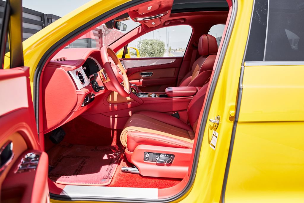 Used 2023 Bentley Bentayga AWD/4WD image 29