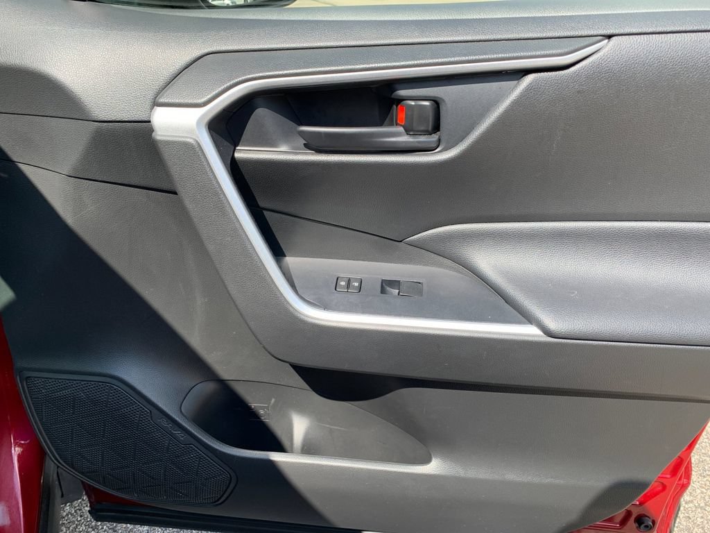 Used 2021 Toyota RAV4 LE AWD/4WD image 19