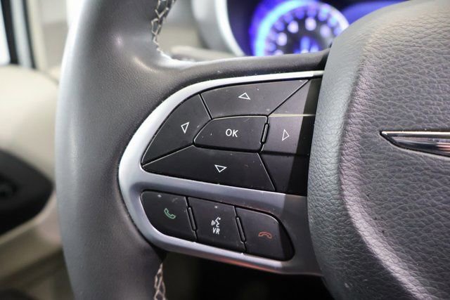 Used 2023 Chrysler Pacifica Touring-L image 17
