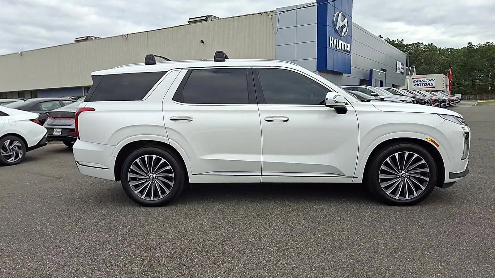 Used 2023 Hyundai Palisade Calligraphy image 9