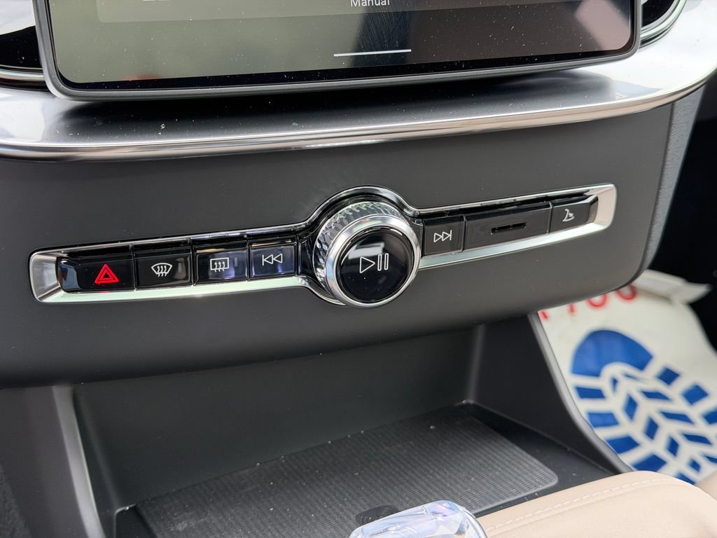 New 2026 Volvo XC90 B6 Plus w/ Protection Package Premier AWD/4WD image 27