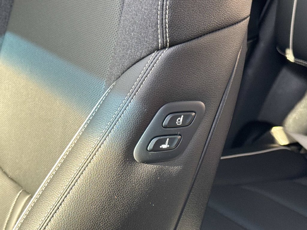 Used 2023 Genesis Electrified GV70 AWD/4WD image 21