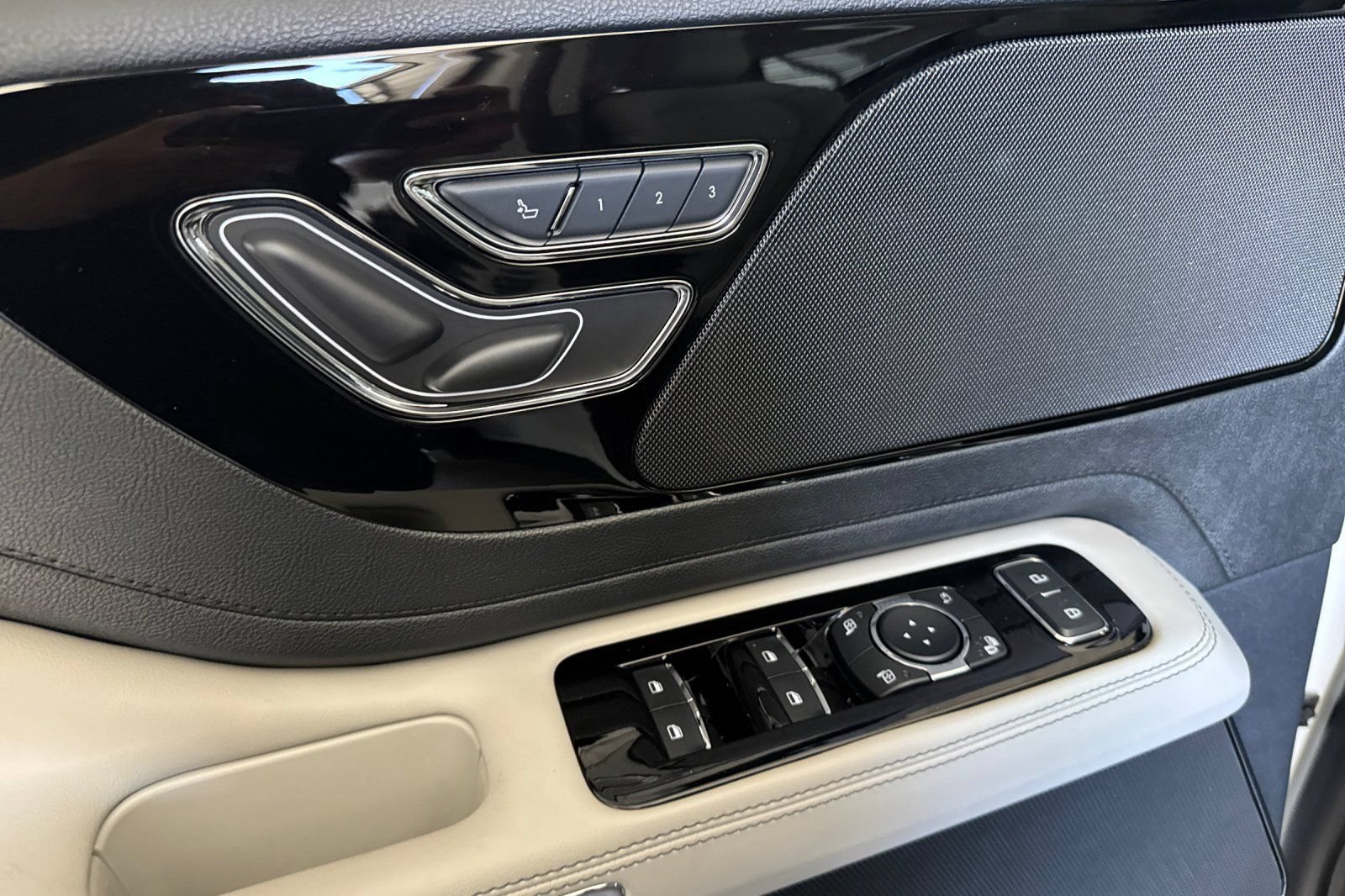 New 2026 Lincoln Aviator AWD w/ Jet Appearance Package image 8