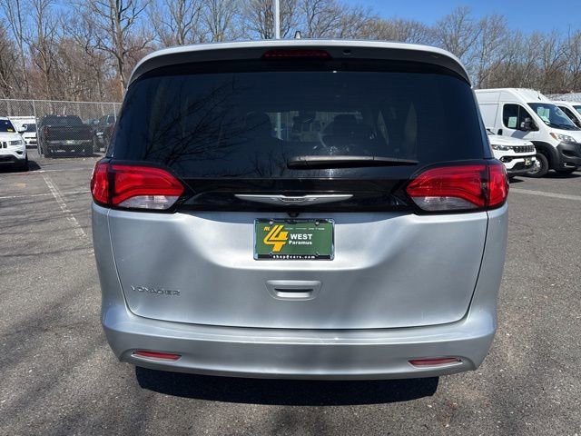 Used 2023 Chrysler Voyager LX image 15