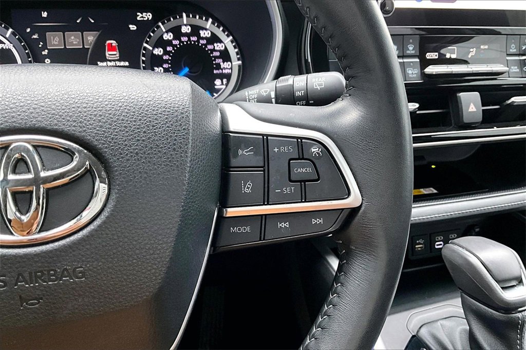 Used 2023 Toyota Highlander XLE image 12