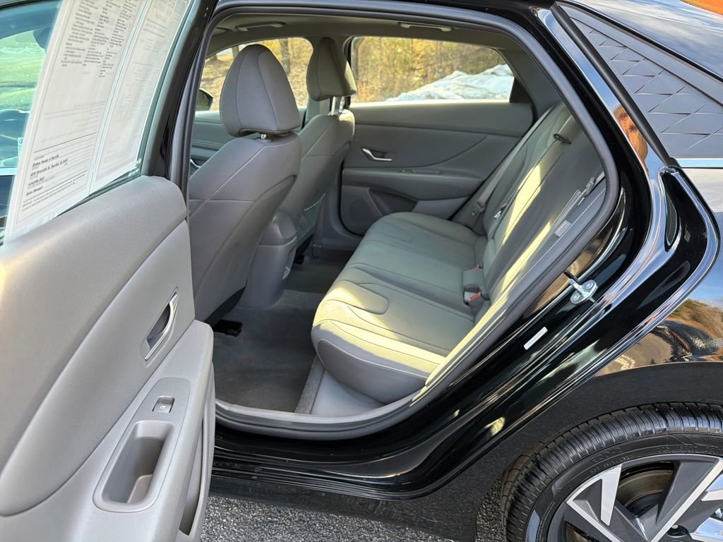Used 2025 Hyundai Elantra SEL image 24