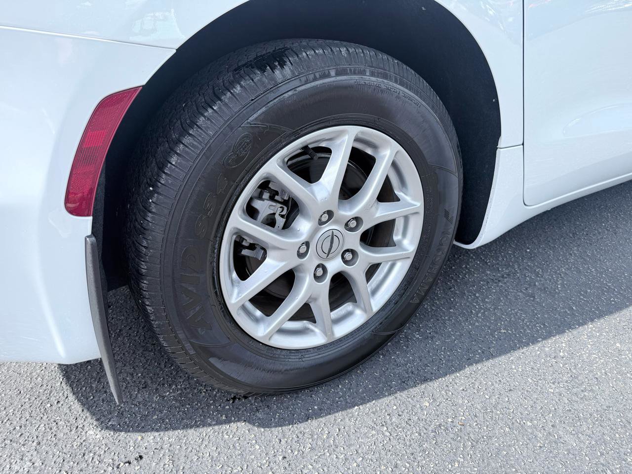 Used 2024 Chrysler Pacifica Touring-L image 6