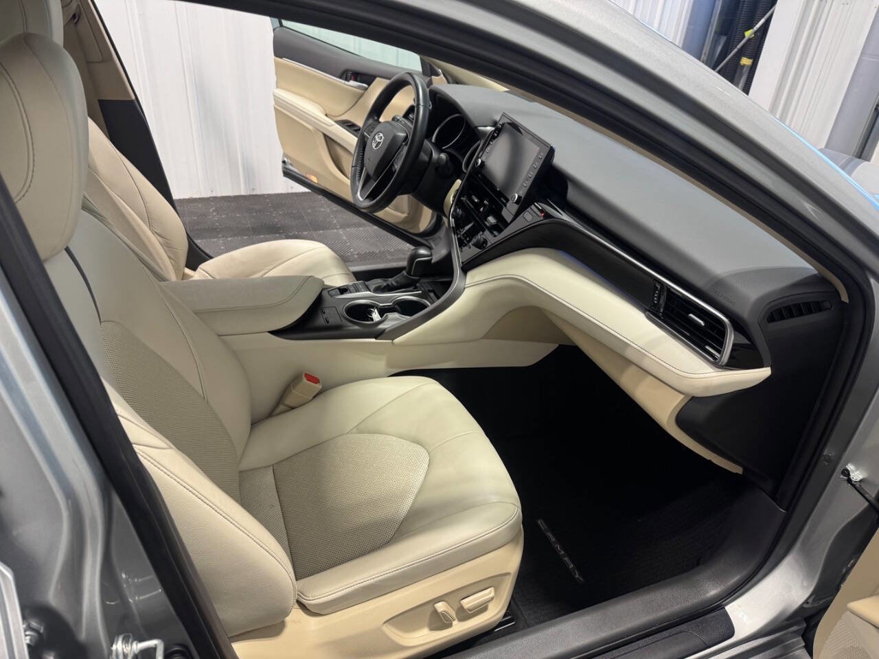 Used 2022 Toyota Camry XLE image 16