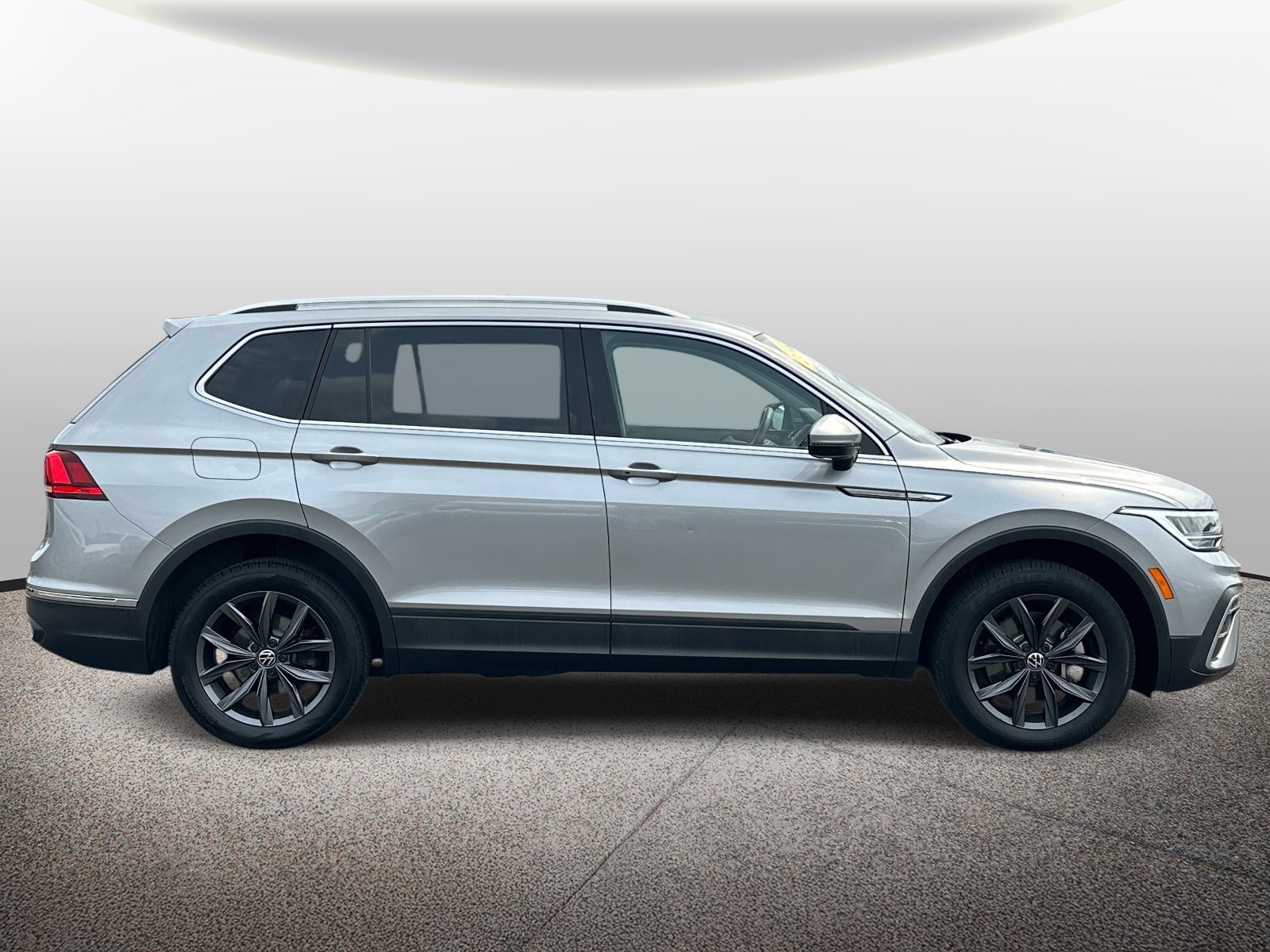 Used 2023 Volkswagen Tiguan SE AWD/4WD image 5