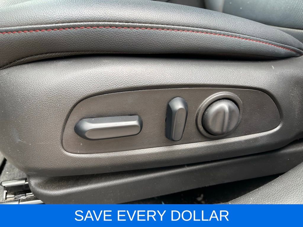 Used 2025 Chevrolet Trax RS w/ Sunroof Package FWD image 21