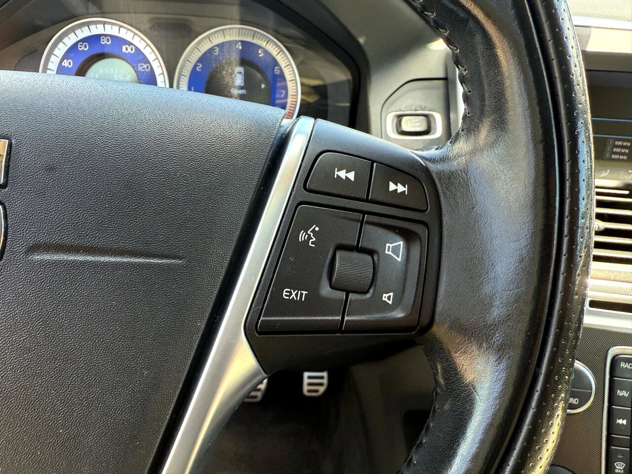 Used 2011 Volvo XC60 T6 R-Design w/ Convenience Pkg image 27