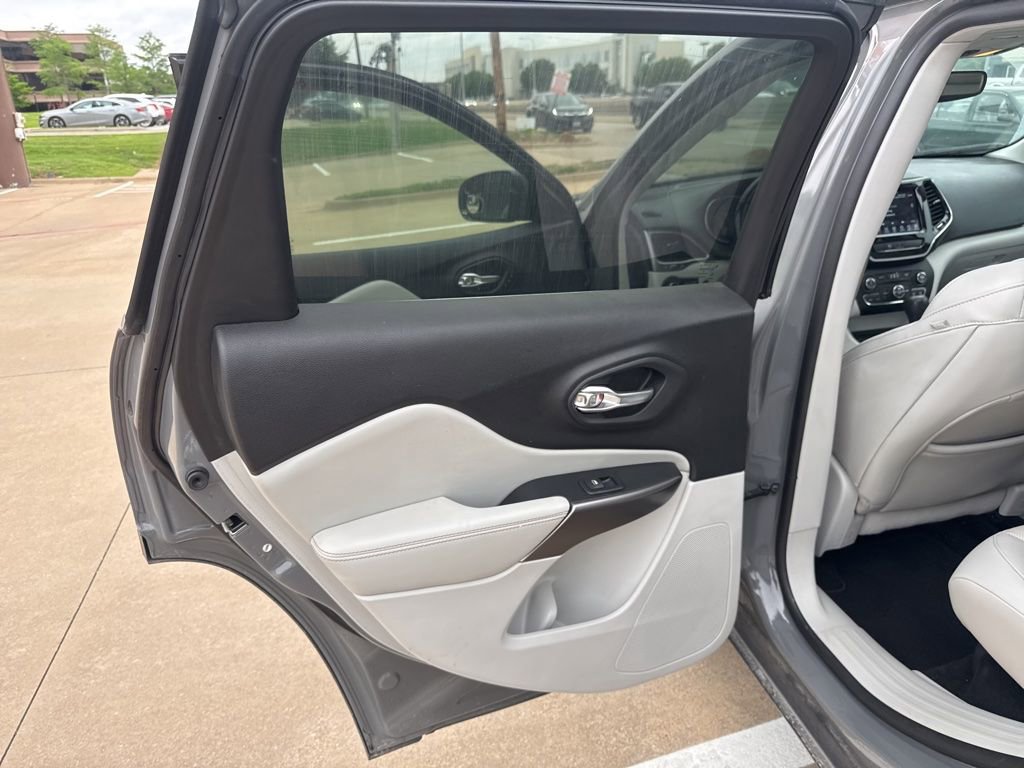 Used 2020 Jeep Cherokee Limited w/ Luxury Group FWD image 17