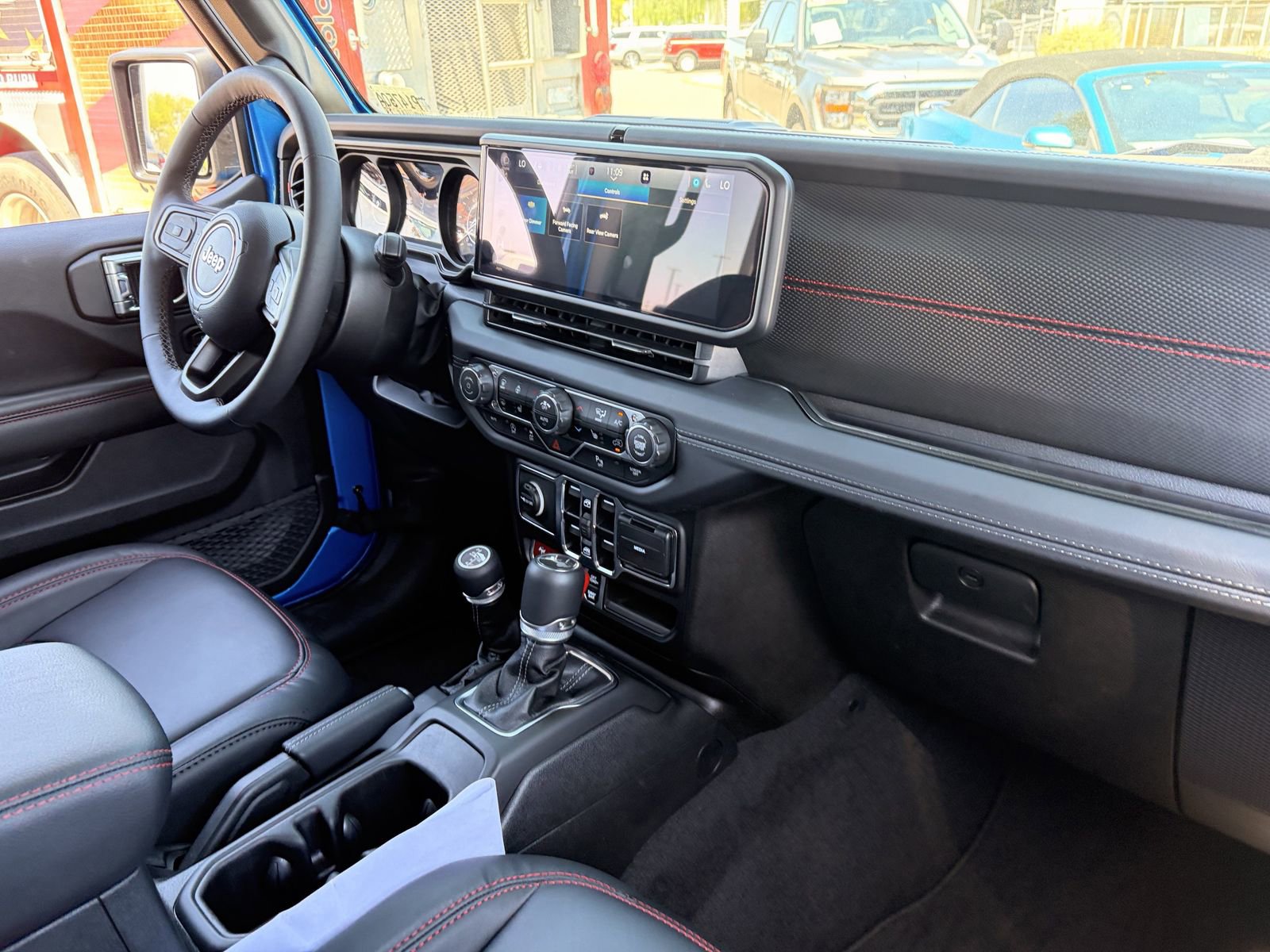 Used 2025 Jeep Wrangler Unlimited Rubicon AWD/4WD image 12