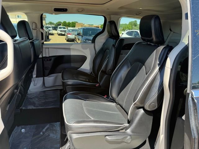 Used 2023 Chrysler Pacifica Limited FWD image 34