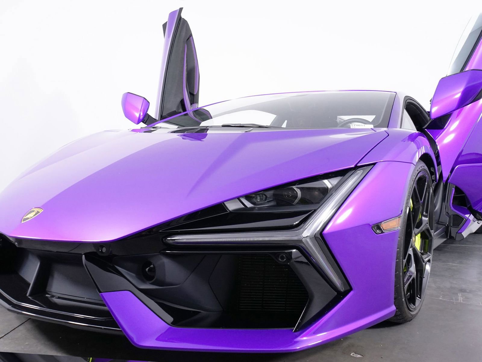 Used 2024 Lamborghini Revuelto image 18