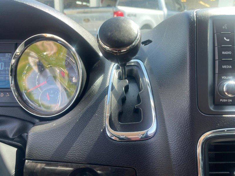 Used 2016 Chrysler Town & Country Touring-L image 28