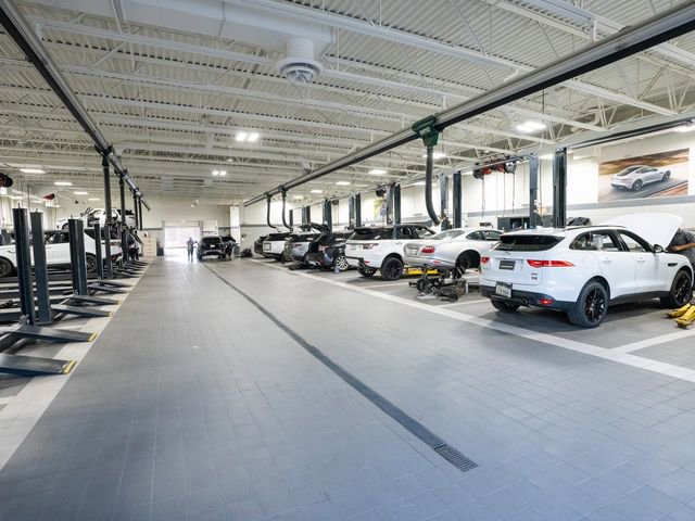 Used 2025 Land Rover Range Rover SE image 31