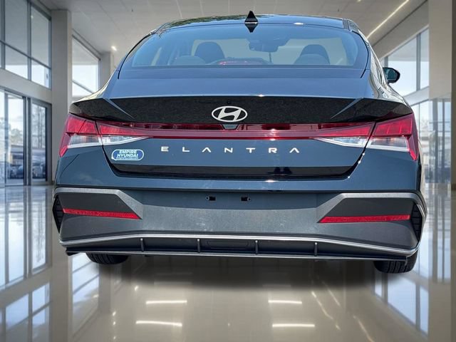 Used 2025 Hyundai Elantra SE FWD image 4