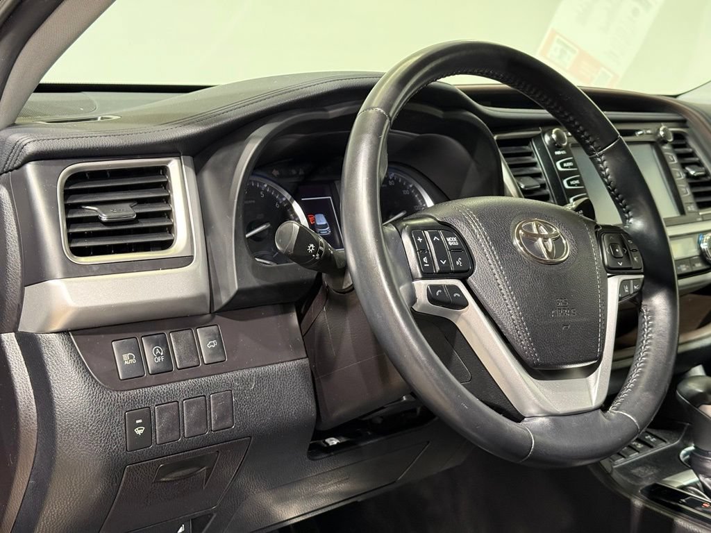 Certified 2019 Toyota Highlander XLE AWD/4WD image 17