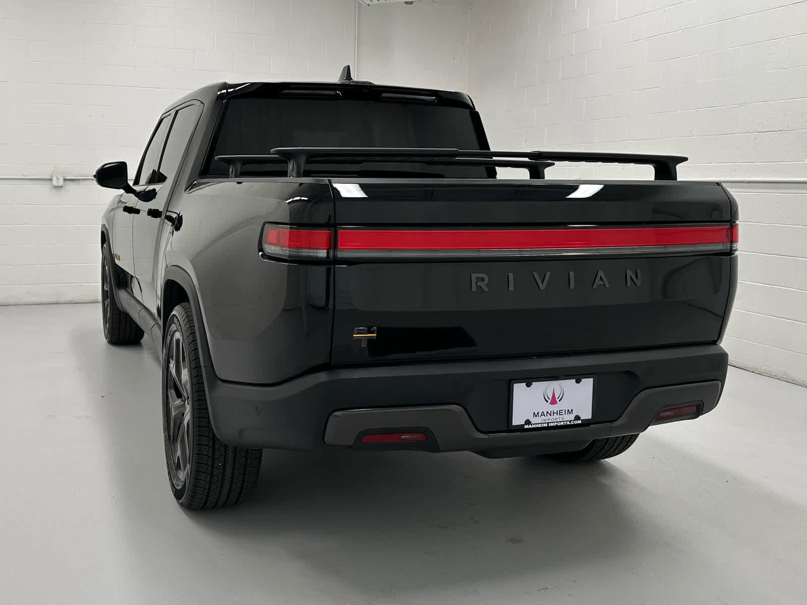 Used 2025 Rivian R1T Premium image 8