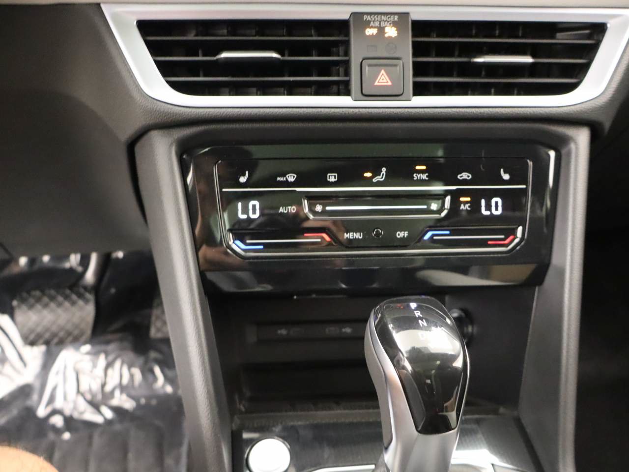 New 2026 Volkswagen Taos SE FWD image 10