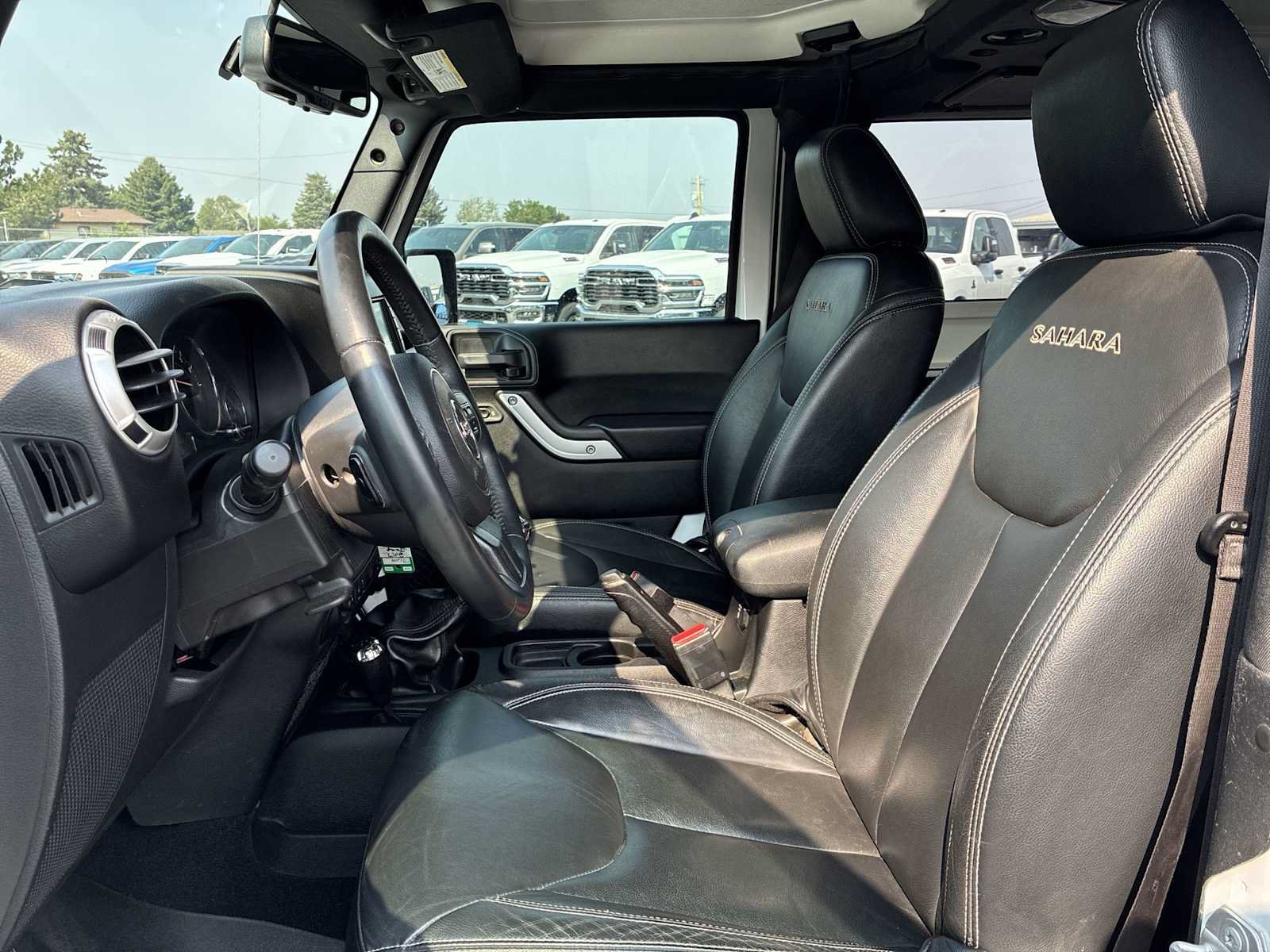 Used 2017 Jeep Wrangler Sahara w/ Connectivity Group AWD/4WD image 13