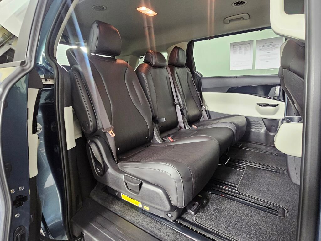 Used 2024 Kia Carnival EX image 39
