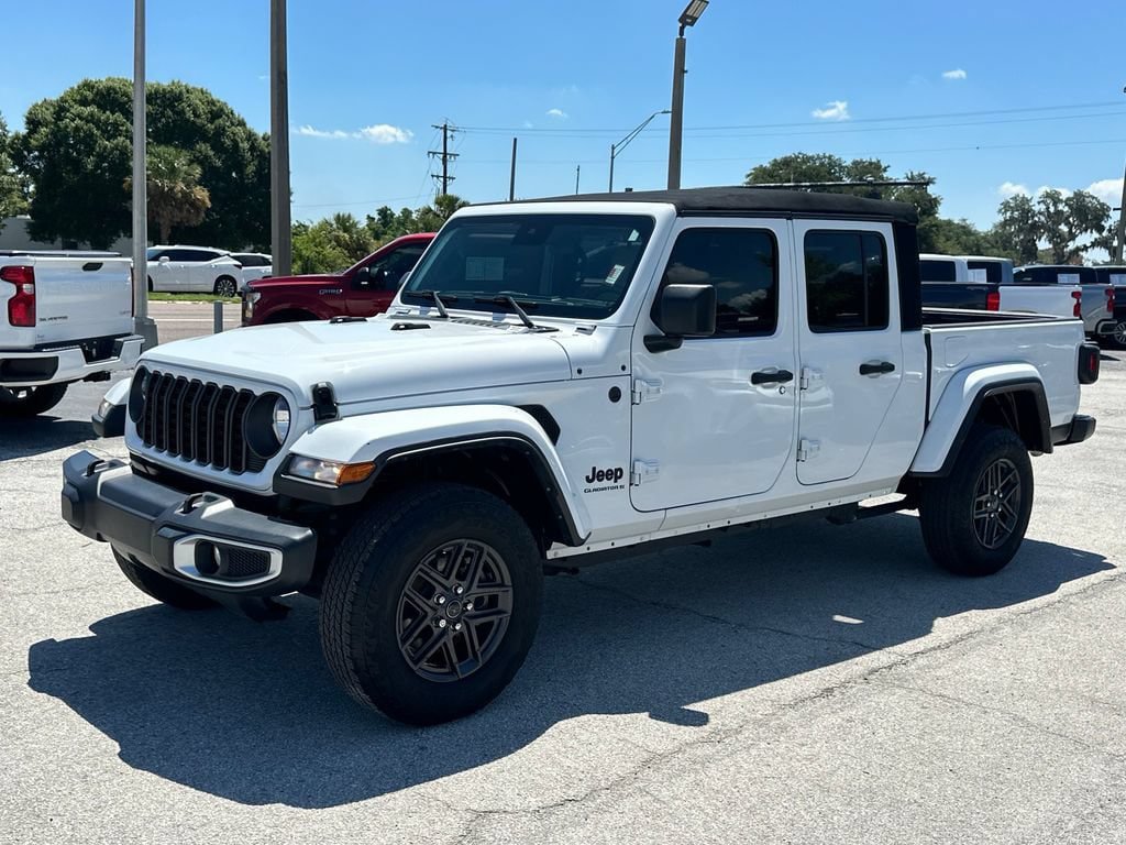 Used 2024 Jeep Gladiator Sport AWD/4WD image 8