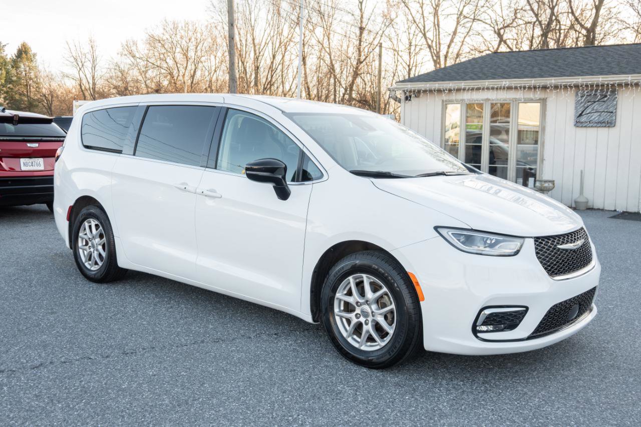 Used 2024 Chrysler Pacifica Touring-L image 4