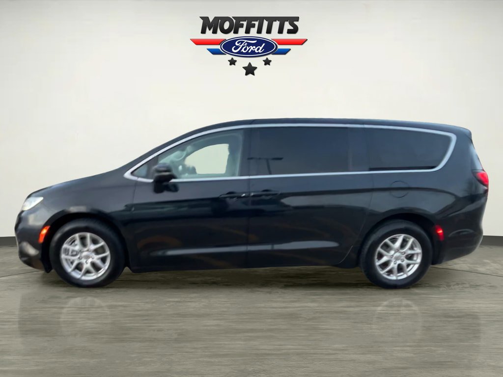 Used 2023 Chrysler Pacifica Touring-L FWD image 2