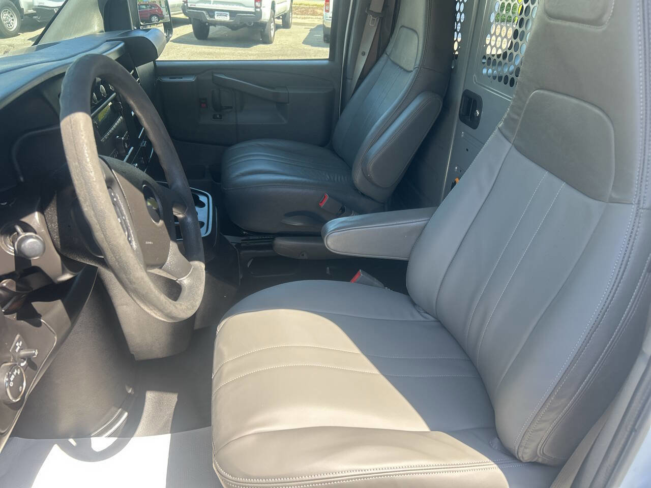 Used 2017 Chevrolet Express 2500 RWD image 11